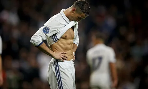 Ronaldo bị tố ra hiệu cho fan Real...ngậm miệng lại