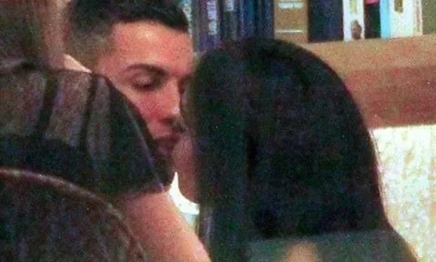Ronaldo khóa môi người tình mới trong buổi hẹn hò