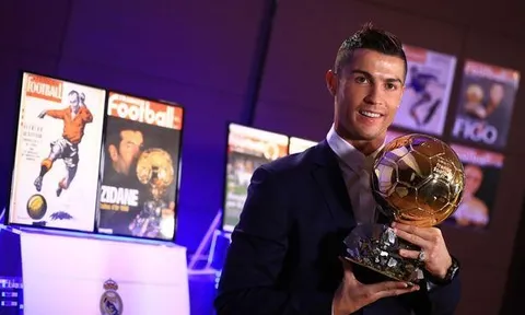 Các huyền thoại và đồng đội chúc mừng Ronaldo