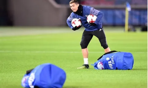 Ronaldo tình nguyện nhặt bóng cho các đồng đội trên sân tập