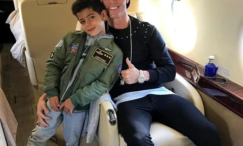 Ronaldo và con trai đáp phi cơ riêng đi nghỉ Giáng sinh