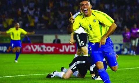 Ronaldo 'quẩy' tưng bừng ở World Cup 2002