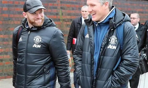 Schweinsteiger và Rooney như hình với bóng tại sân ga trước giờ G