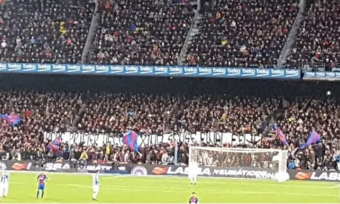 Tấm băng rôn khiến CĐV Barca xấu hổ trong trận derby xứ Catalan