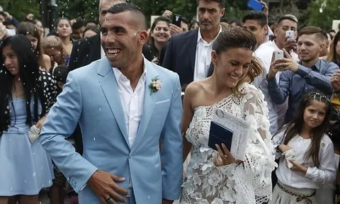 Đang nghỉ trăng mật, Tevez bị trộm đồ ở quê nhà