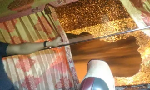 Thành viên tuyển Indonesia đổ máu vì xe bus bị tấn công