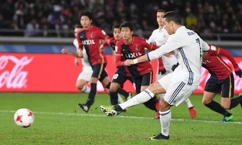 TIẾT LỘ: Ronaldo cực ghét đi giày đen