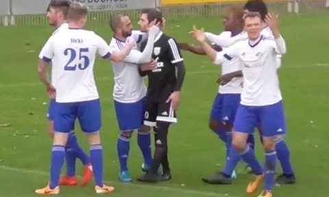 Cầu thủ từ chối hưởng penalty, được đội bạn hôn lên má