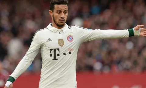 Tình huống chuyền bóng cho... ông già noel của Thiago (Bayern Munich)