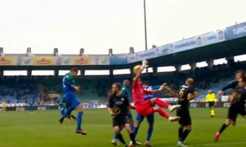 Trọng tài tai tiếng Cakir thổi quả penalty không tưởng
