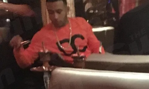Tương lai tại Man Utd mờ mịt, Depay giải sầu bằng shisha