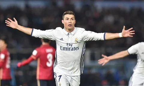 Vừa nhận bóng vàng, Ronaldo làm luôn cú hatrrick đưa Kền kền lên ngôi vô địch