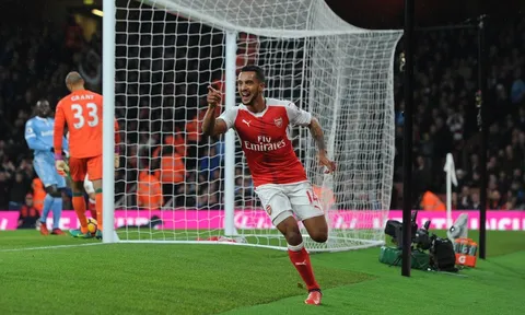 Walcott cán mốc ghi bàn ở Arsenal