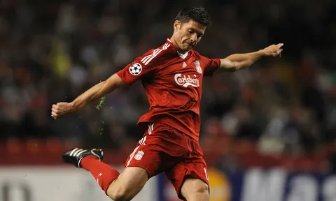Xabi Alonso thời còn tung hoành tại Liverpool