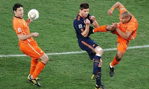Xem lại cú kungfu rợn người của De Jong nhắm vào Alonso