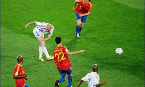 Zidane từng biến Puyol thành gã hề