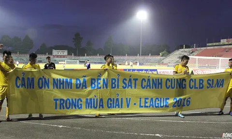 Cầu thủ SLNA tri ân người hâm mộ xứ Nghệ trên sân Cao Lãnh