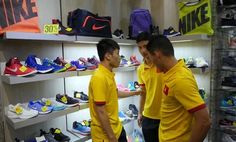 Tuyển futsal Việt Nam xả stress, mua sắm khi giành quyền vào vòng 1/8