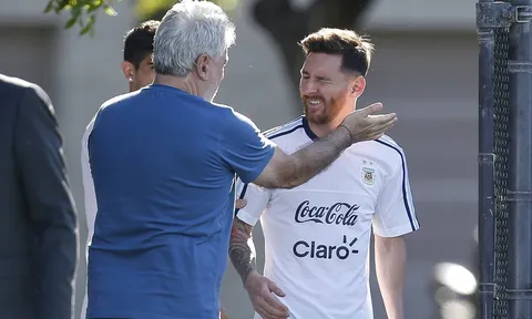 Bỏ qua phiên tòa, Messi rạng rỡ trên sân tập cùng Argentina