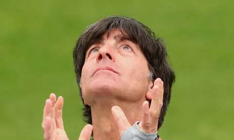 Joachim Loew chơi đùa với chai nước trong buổi tập gần nhất