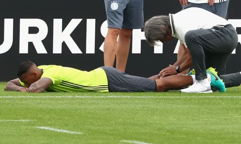 Boateng nằm sân, tuyển Đức lo sốt vó