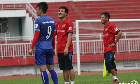 Chùm ảnh: Hữu Thắng tươi cười bên học trò ngày tập luyện đầu tiên ĐT Việt Nam