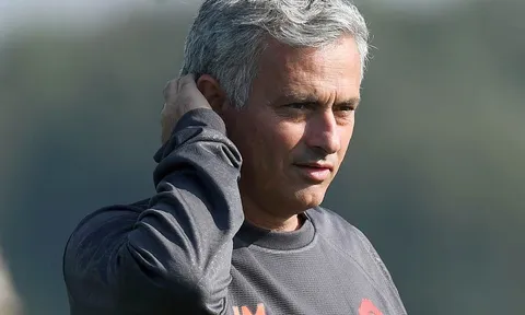 10 HLV tiêu tiền nhiều nhất: Mourinho vô đối, gấp đôi Van Gaal