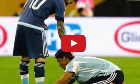 10 khoảnh khắc xúc động nhất của Lionel Messi khi gặp 'fan cuồng'