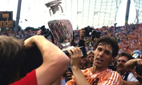EURO 1988: Marco van Basten - Thiên nga vùng Utrecht