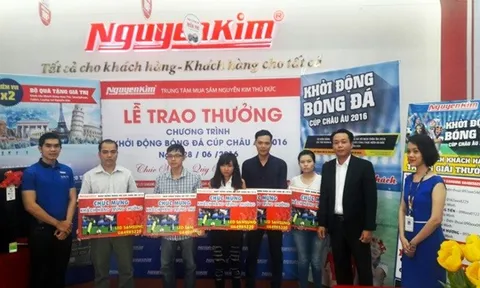 Nguyễn Kim chúc mừng khách hàng trúng thưởng chương trình khởi động EURO 2016