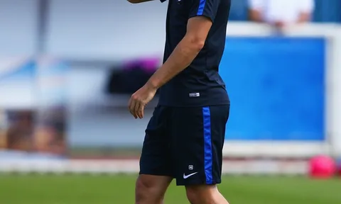 Griezmann cười ngất vì trò đùa của đồng đội trên sân tập