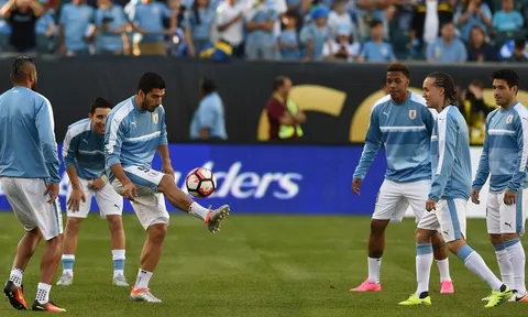 Suarez khởi động rồi ngồi dự bị xem Uruguay bị loại