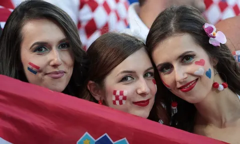 Dàn CĐV xinh đẹp tiếp tục đổ bộ vòng knock-out EURO 2016