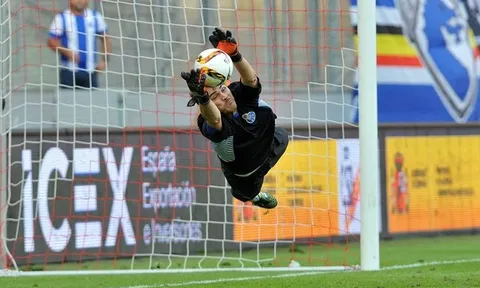 2 pha cản phá kinh điển của Iker Casillas