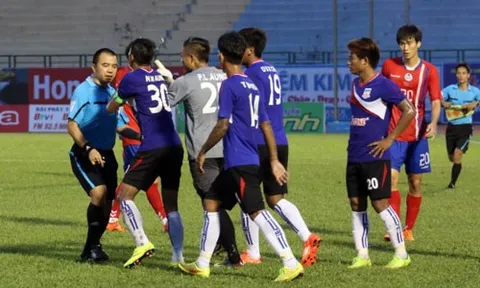 Bung bét sai lầm của trọng tài tại V-League 2016: Bệnh sĩ chết trước…