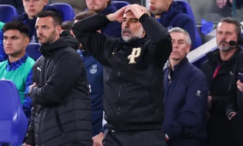 Khoảnh khắc Pep Guardiola sốc và uống nước gây bão mạng xã hội