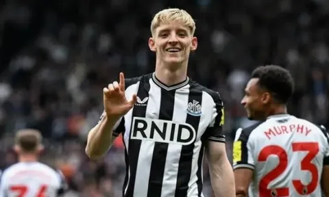 Anthony Gordon là "Raphinha phiên bản Anh" mà Barca khao khát