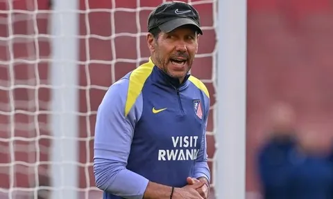 Atletico Madrid khiếu nại UEFA vụ bị đốt pháo hoa trước trận Arsenal