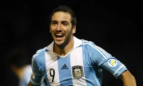 Chơi trội, West Ham ra giá khó tin cho Higuain