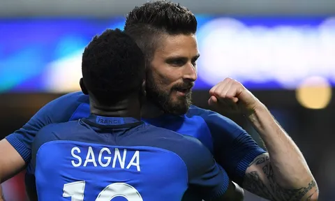 Giroud hóa sát thủ kết liễu Scotland, cờ Pháp tung bay bốn phía