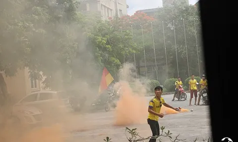 Khán giả Nam Định đốt pháo sáng, uy hiếp tinh thần đội khách TP.HCM