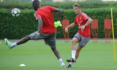 Xhaka cực năng nổ trong buổi tập đầu với Arsenal