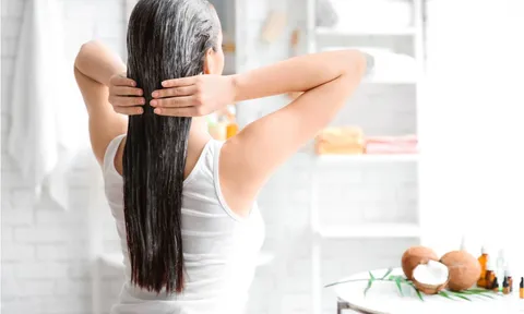 : 3 cách ủ tóc tại nhà giúp “cứu nguy” mái tóc khô xơ sau khi đi biển