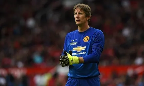 3 cú cản phá penalty kỳ diệu của Van der Sar