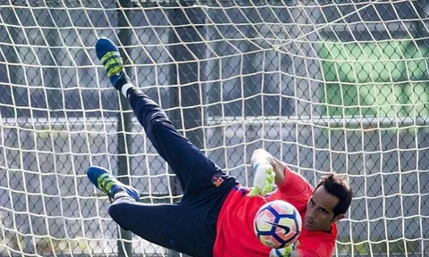 Bất chấp tin đồn ra đi, Bravo vẫn tập luyện cùng Barca