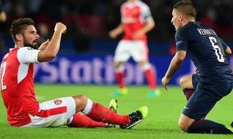 Ấm ức thẻ đỏ, Giroud khen Verratti diễn quá sâu