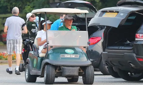 Không được thi đấu, Schweinsteiger hí hửng rủ người đẹp đi chơi golf