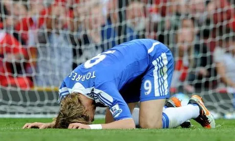 Những tình huống bỏ lỡ khó quên trong bóng đá: Nỗi buồn Fernando Torres