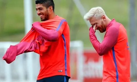 "Kết" tóc mới của Messi, Suarez quấn quýt không rời trên sân tập