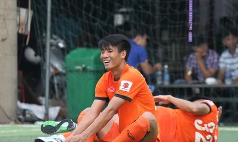 Trung vệ Bùi Tiến Dũng tươi như hoa trong buổi tập đầu cùng ĐT Việt Nam